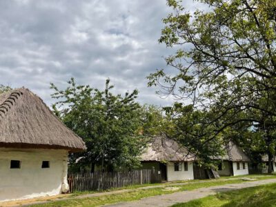 Szalmával fedett háztetők és füstöskonyhák – Séta a Vasi Múzeumfaluban