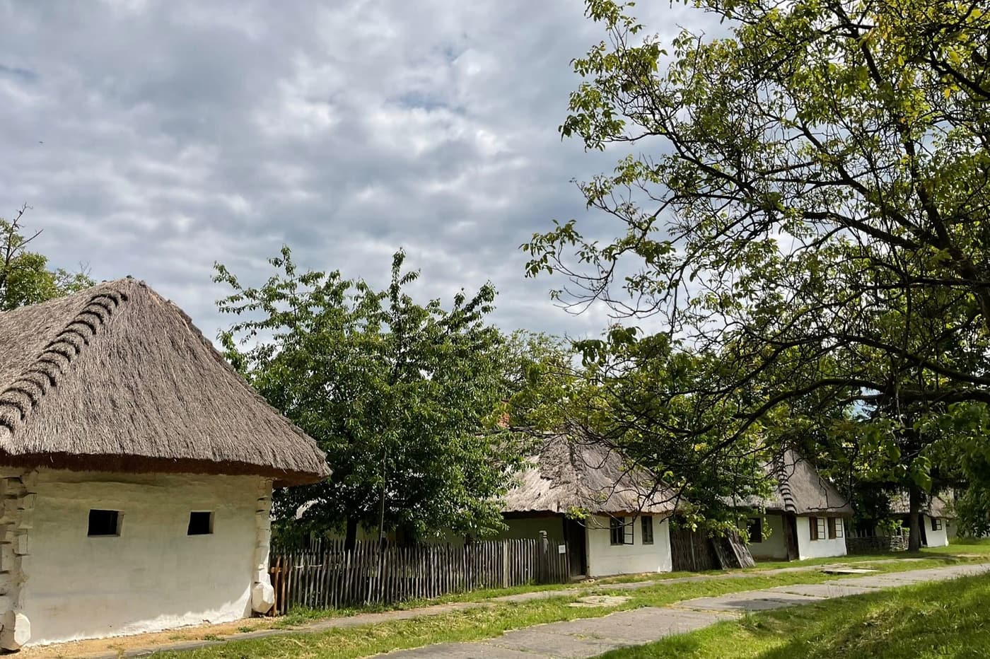 Szalmával fedett háztetők és füstöskonyhák – Séta a Vasi Múzeumfaluban