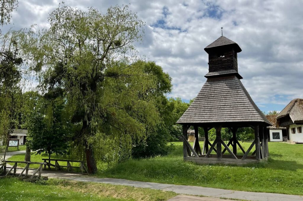 Szalmával fedett háztetők és füstöskonyhák – Séta a Vasi Múzeumfaluban