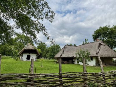 Szalmával fedett háztetők és füstöskonyhák – Séta a Vasi Múzeumfaluban