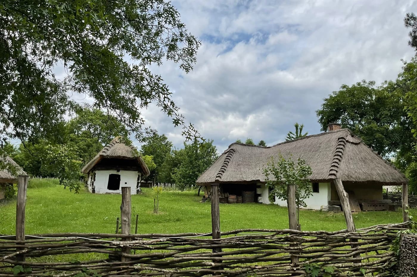Szalmával fedett háztetők és füstöskonyhák – Séta a Vasi Múzeumfaluban