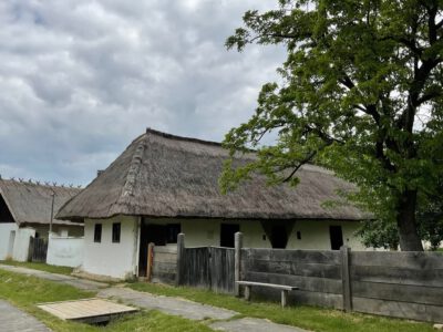 Szalmával fedett háztetők és füstöskonyhák – Séta a Vasi Múzeumfaluban