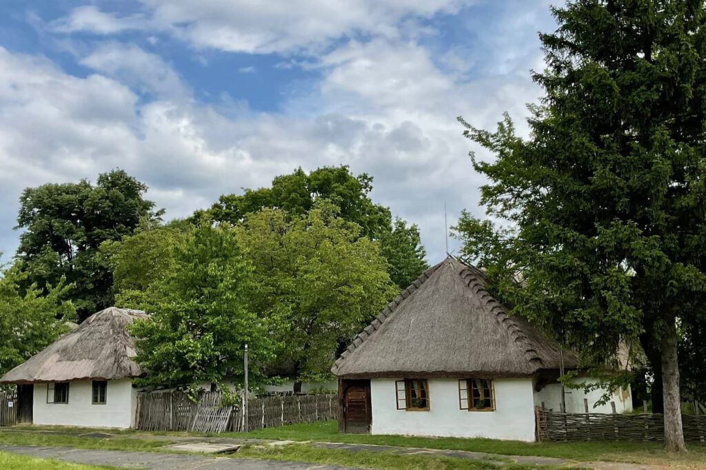 Szalmával fedett háztetők és füstöskonyhák – Séta a Vasi Múzeumfaluban