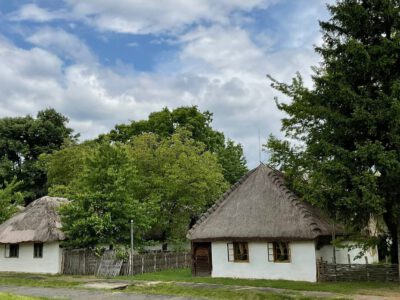 Szalmával fedett háztetők és füstöskonyhák – Séta a Vasi Múzeumfaluban