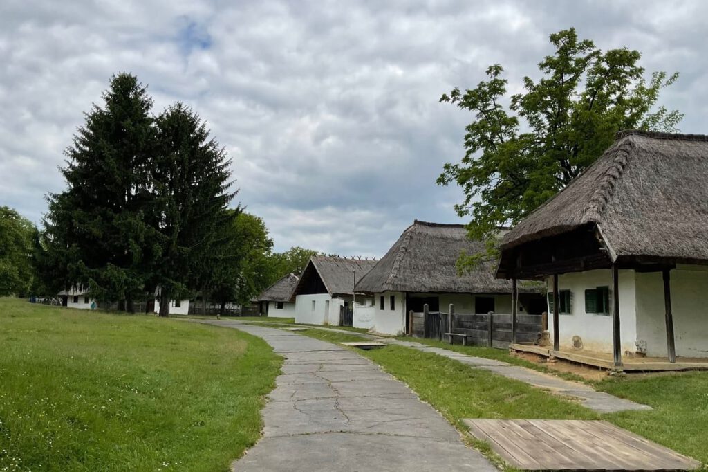 Szalmával fedett háztetők és füstöskonyhák – Séta a Vasi Múzeumfaluban