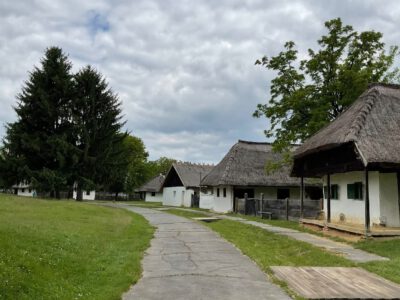 Szalmával fedett háztetők és füstöskonyhák – Séta a Vasi Múzeumfaluban