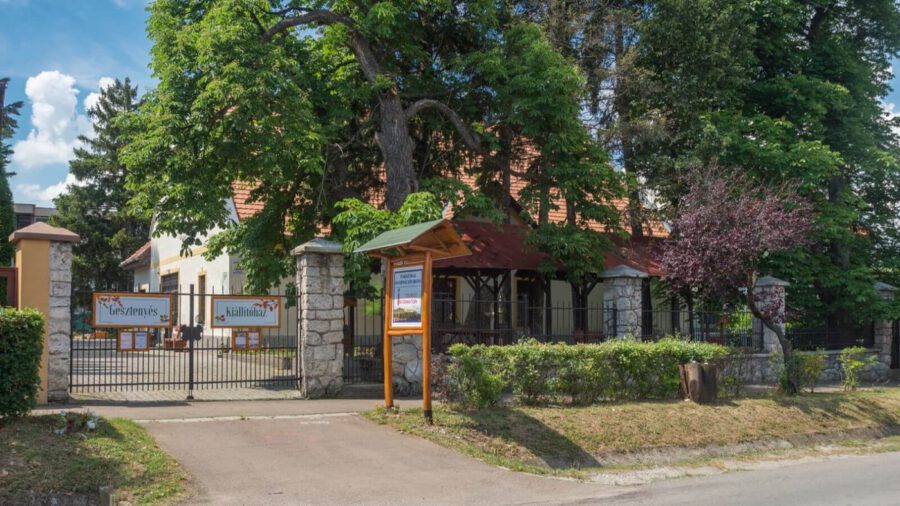 Gesztenyés kiállítóház - keménycserép gyűjtemény, Bélapátfalva