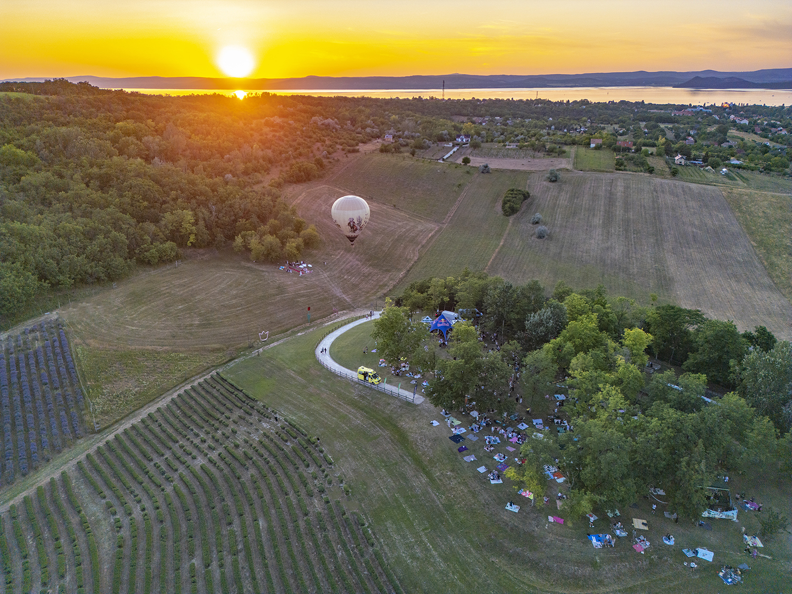 Különleges hőlégballonnal jelent meg a Hendrick’s a Balatonon
