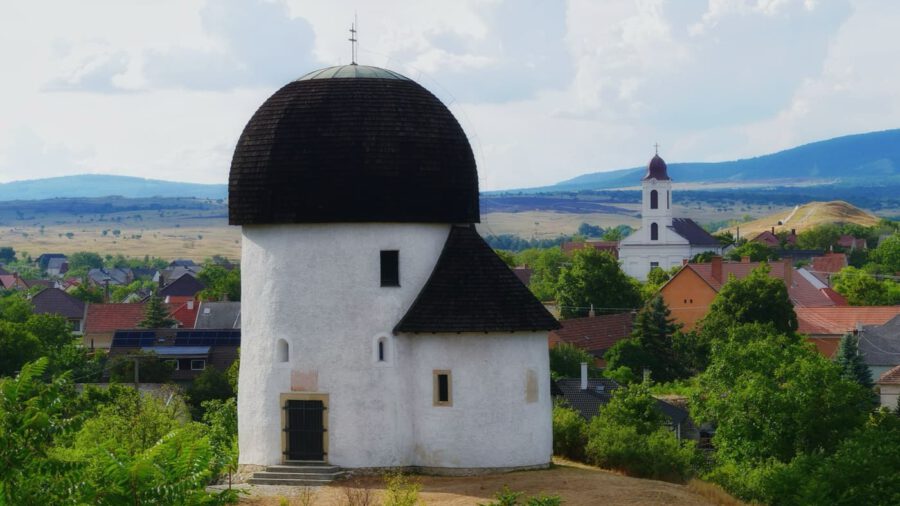Ösküi kerektemplom – Árpád-kori rotunda a Bakony lábánál