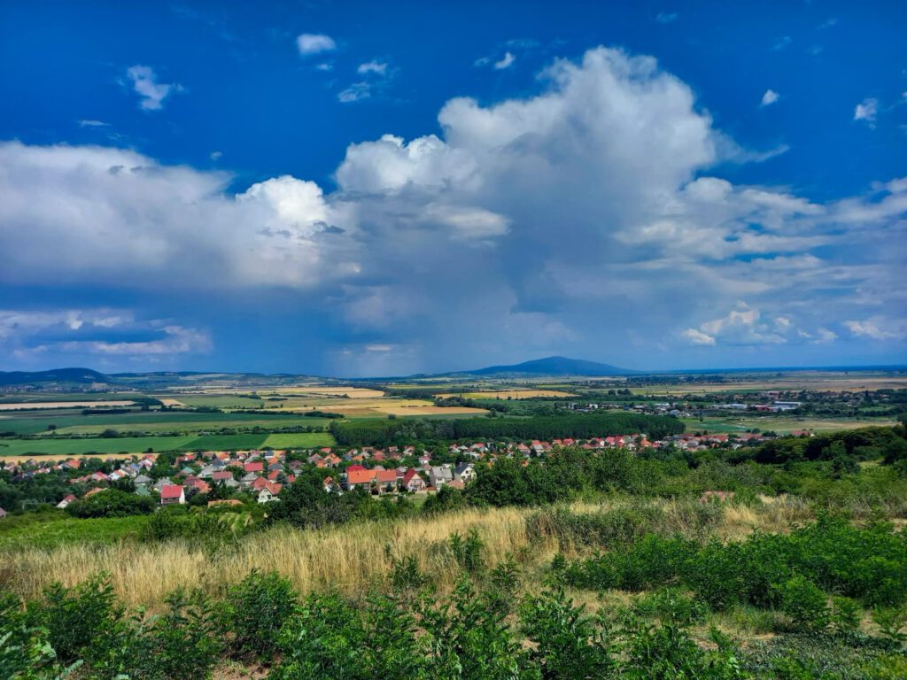 Csodálatos panoráma nyílik Szerencs Aranka-tető kilátópontjáról