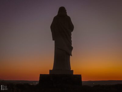 Tarcal fölé magasodik a kontinens legnagyobb gránitból faragott Jézus-szobra