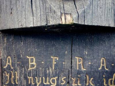 Európa ritkasága: a szatmárcsekei csónakos fejfás temető