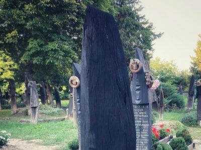 Európa ritkasága: a szatmárcsekei csónakos fejfás temető