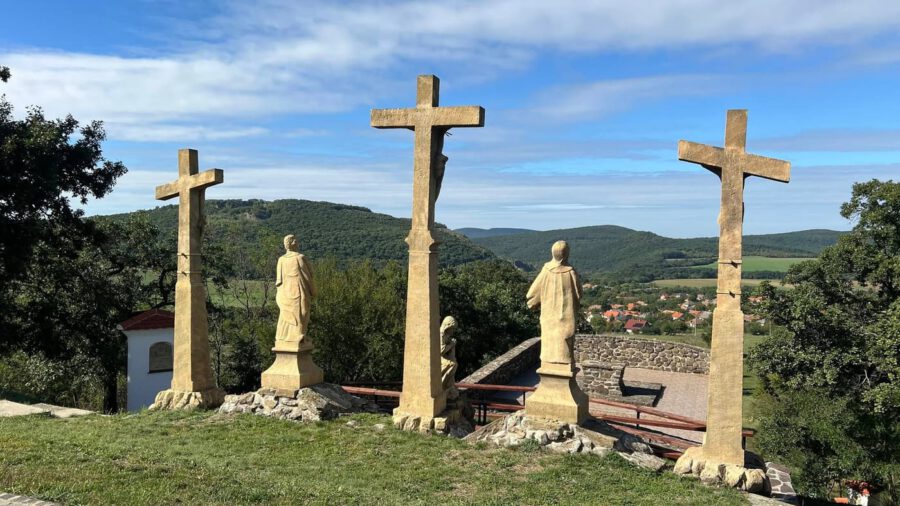 Márianosztra Kálvária-dombja – barokk örökség a Börzsöny lábánál