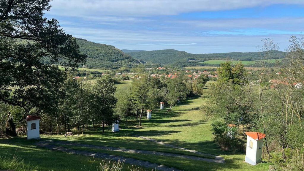 Márianosztra Kálvária-dombja – barokk örökség a Börzsöny lábánál
