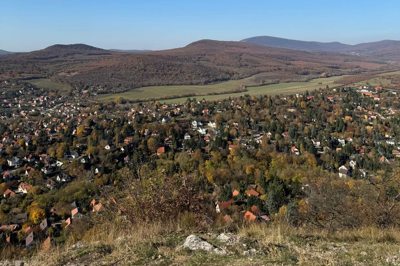 Kőbe zárt idő és messzire nyíló kilátás: túra az Oszoly-csúcsra