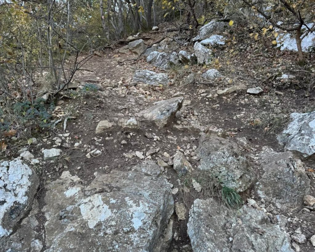 Kőbe zárt idő és messzire nyíló kilátás: túra az Oszoly-csúcsra