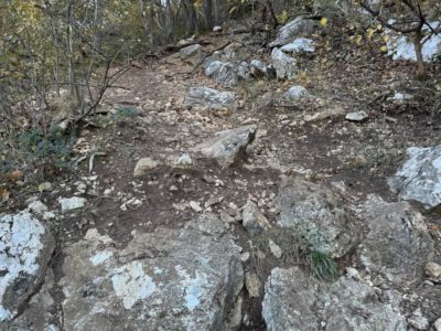 Kőbe zárt idő és messzire nyíló kilátás: túra az Oszoly-csúcsra