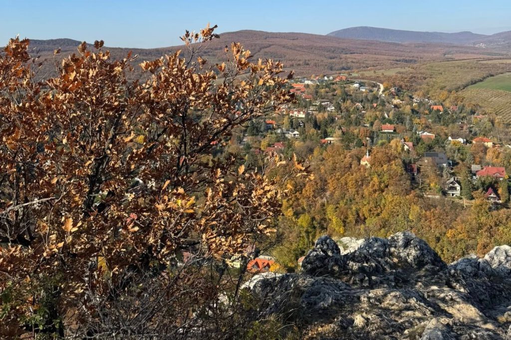Kőbe zárt idő és messzire nyíló kilátás: túra az Oszoly-csúcsra