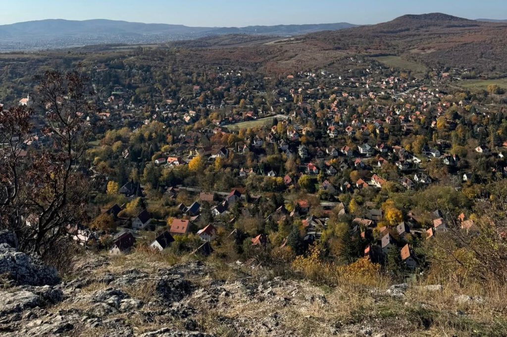 Kőbe zárt idő és messzire nyíló kilátás: túra az Oszoly-csúcsra