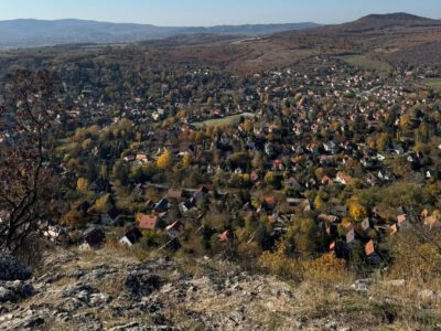 Kőbe zárt idő és messzire nyíló kilátás: túra az Oszoly-csúcsra