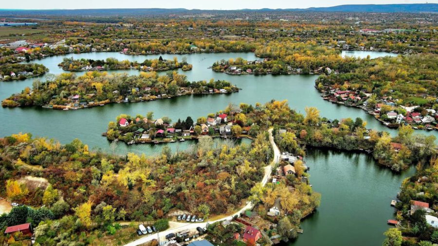 Fjordhangulat a főváros szélén – a Kavicsos-tó különleges világa