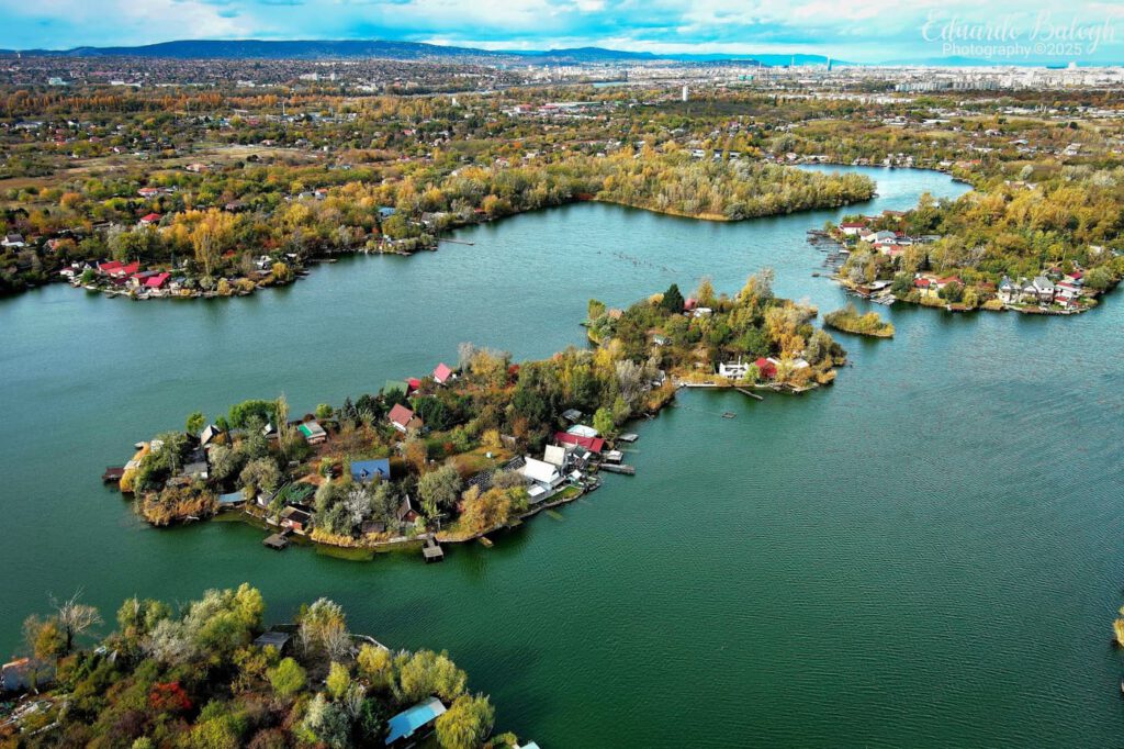 Fjordhangulat a főváros szélén – a Kavicsos-tó különleges világa