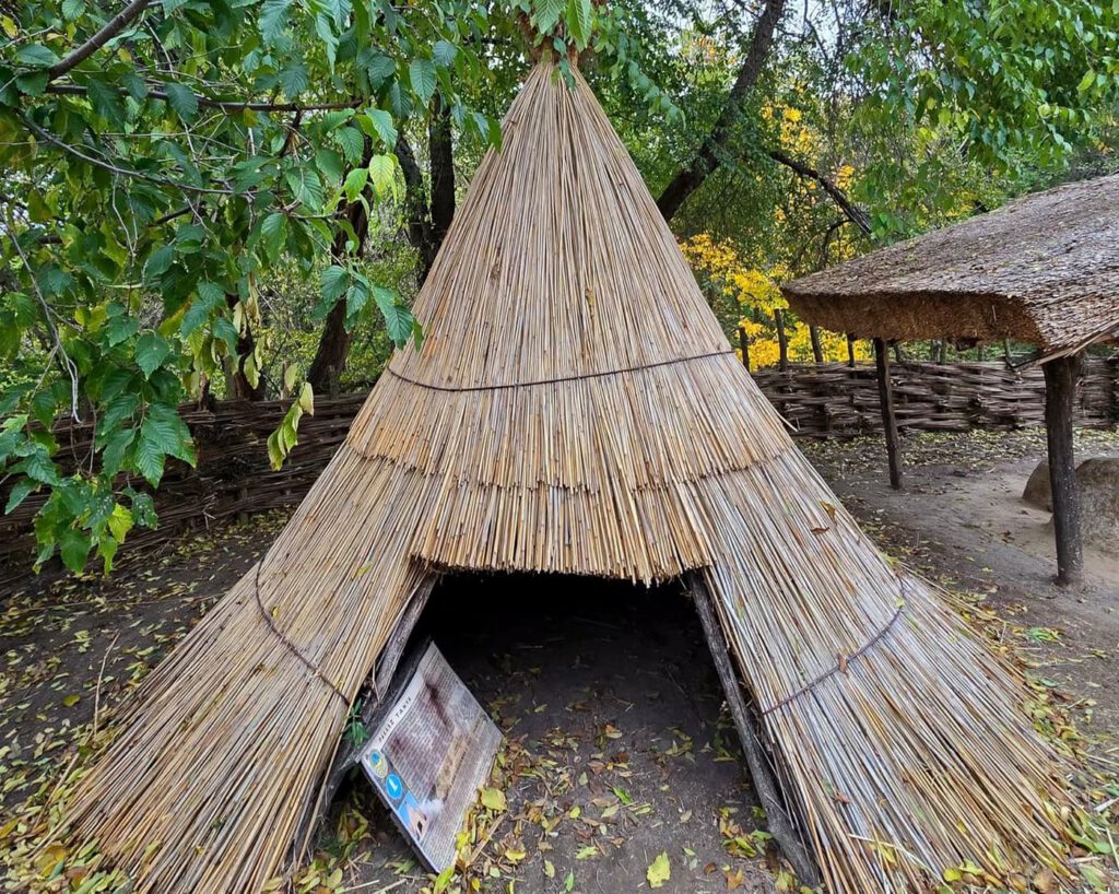 Árpád-kori skanzen Tiszaalpáron: a múltból épült falu