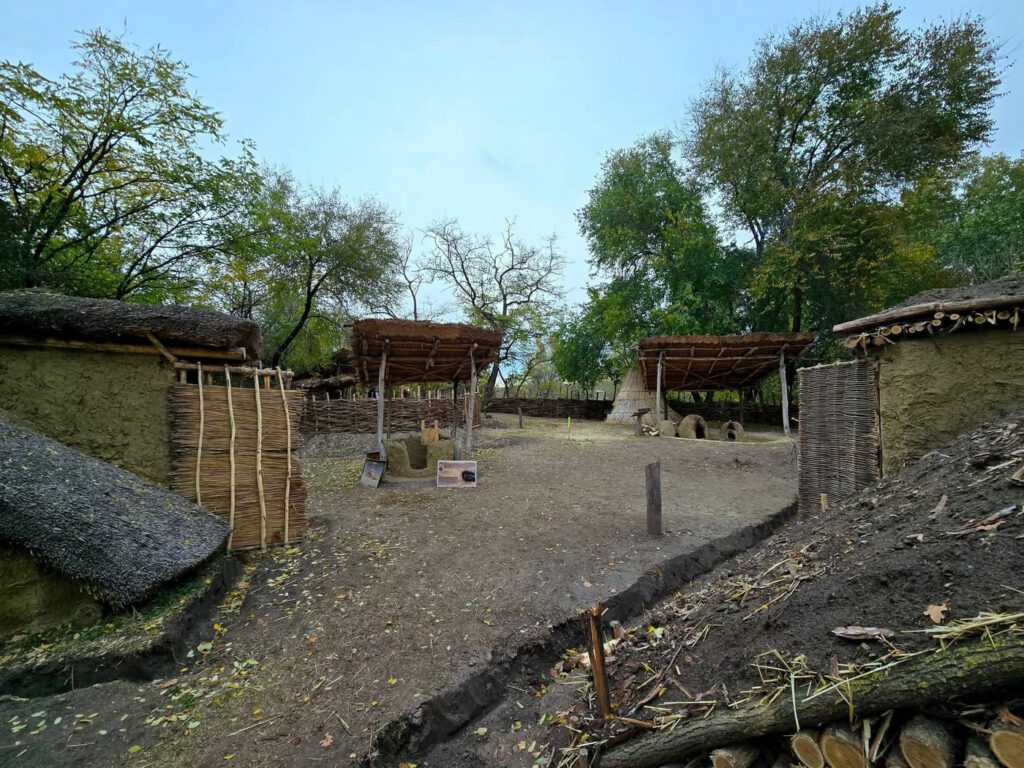 Árpád-kori skanzen Tiszaalpáron: a múltból épült falu