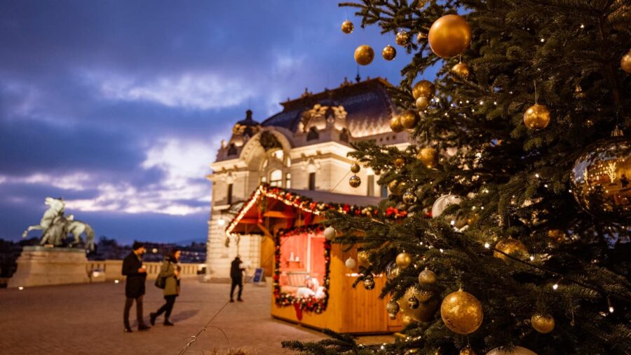 Ingyenes ünnepi fényfestés és drónshow kíséri az adventet a Budai Várnegyedben