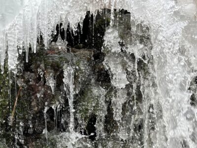 Az Annavölgyi-vízesés télen – befagyott patakzuhatag Szentendre közelében