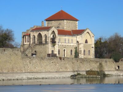 Tata: ahol a tó és a vár együtt rajzolja a város képét
