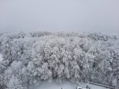 Hólepel borítja Magyarország tetejét: Kékestető télen