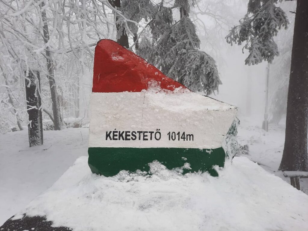 Hólepel borítja Magyarország tetejét: Kékestető télen