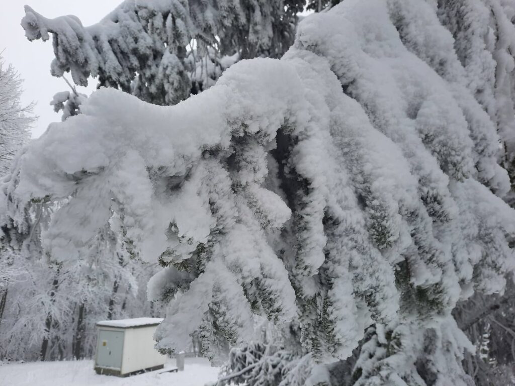 Hólepel borítja Magyarország tetejét: Kékestető télen