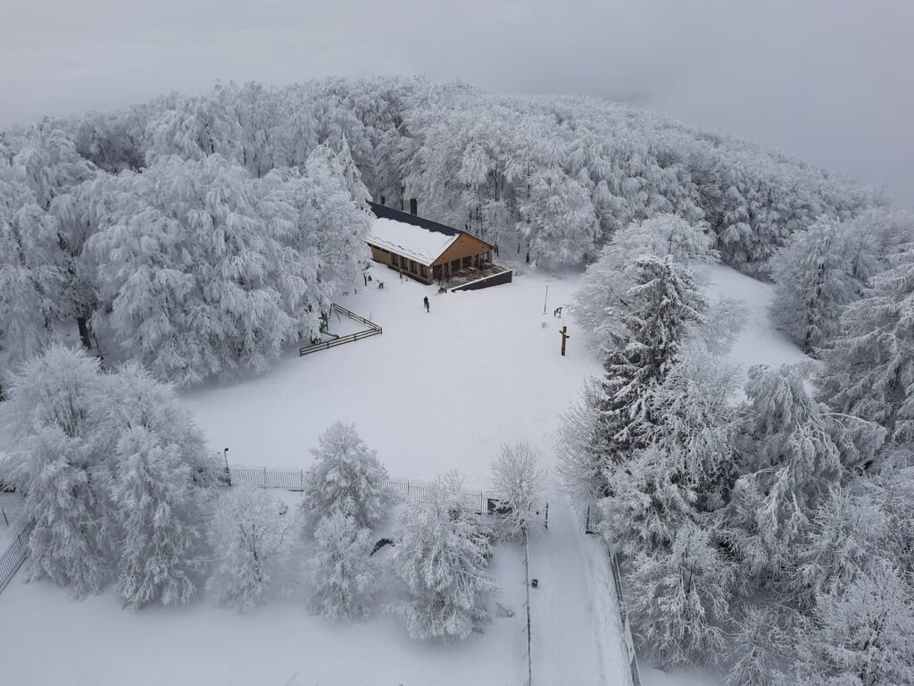 Hólepel borítja Magyarország tetejét: Kékestető télen