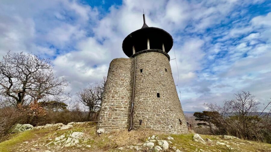 Kozmáry-kilátó: a mátrafüredi kőtorony, ahonnan szépen belátni a Mátraalját