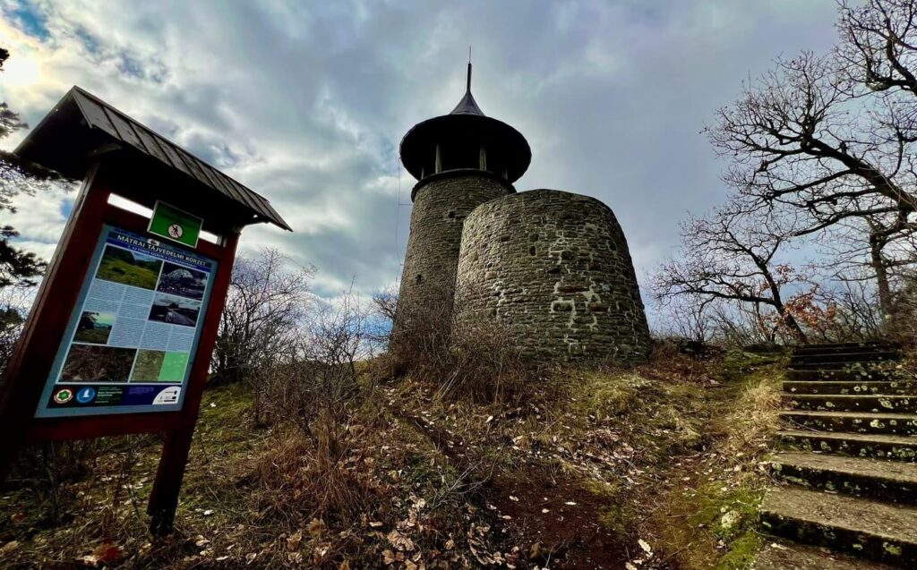 Kozmáry-kilátó: a mátrafüredi kőtorony, ahonnan szépen belátni a Mátraalját