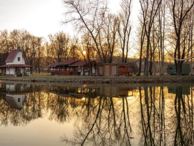 Séta a szomorú füzek alatt: az ózdi Csónakázó-tó