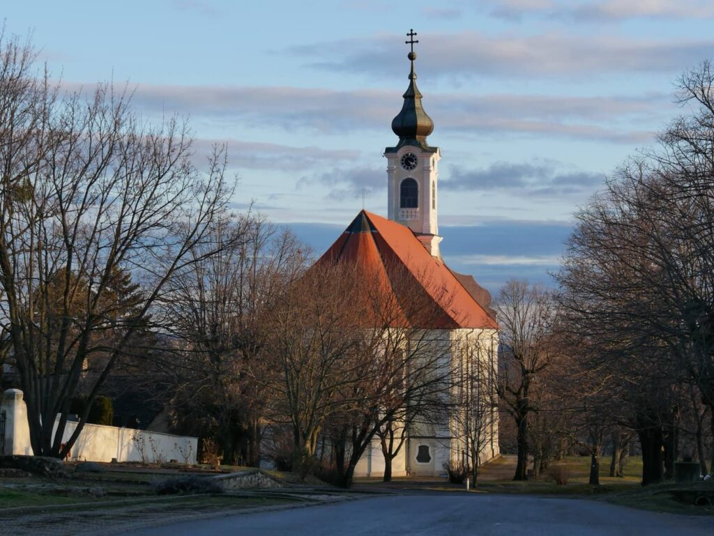 Pécsvárad: Baranya történelmi kisvárosa a Zengő lábánál