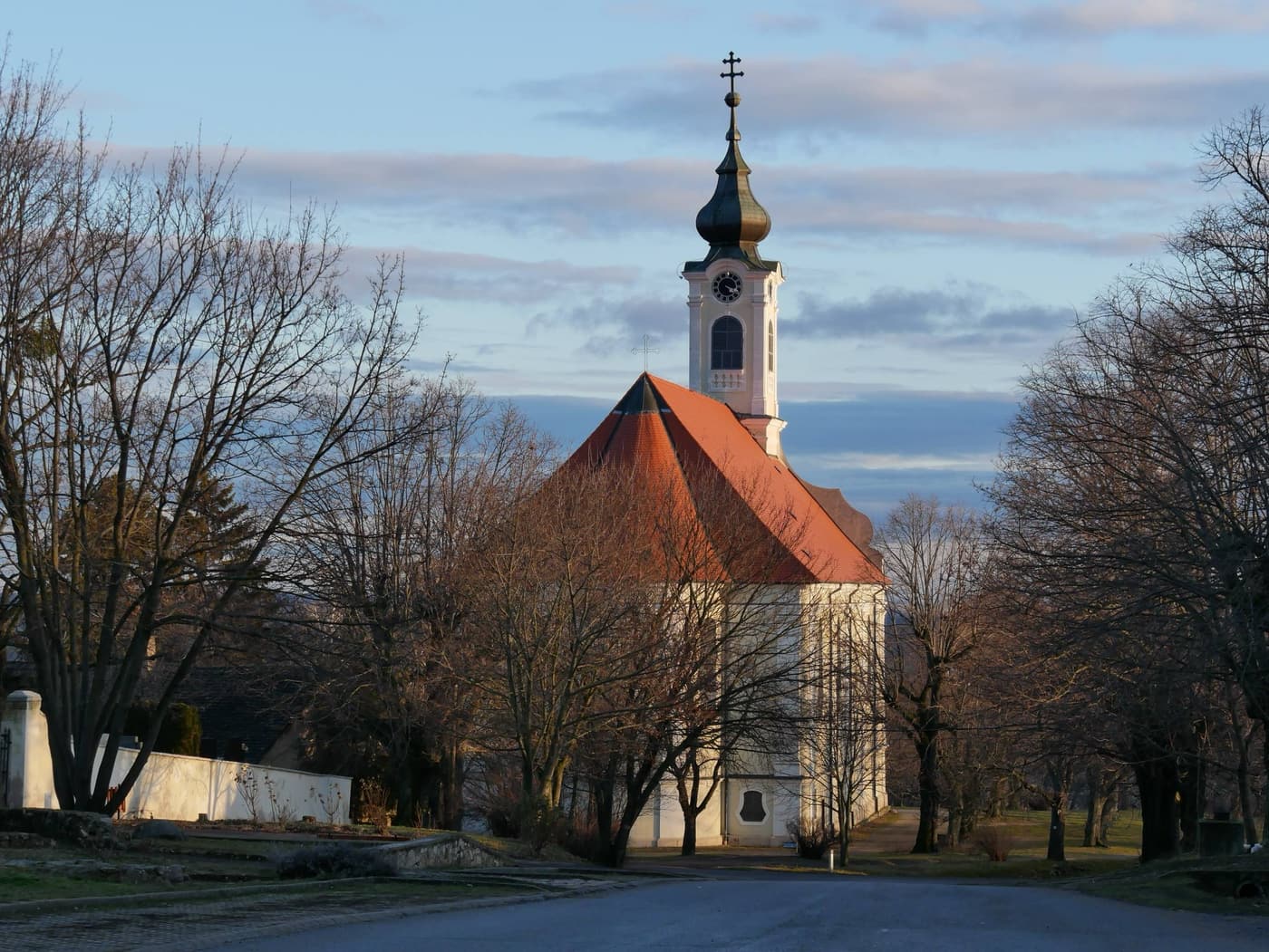 Pécsvárad: Baranya történelmi kisvárosa a Zengő lábánál