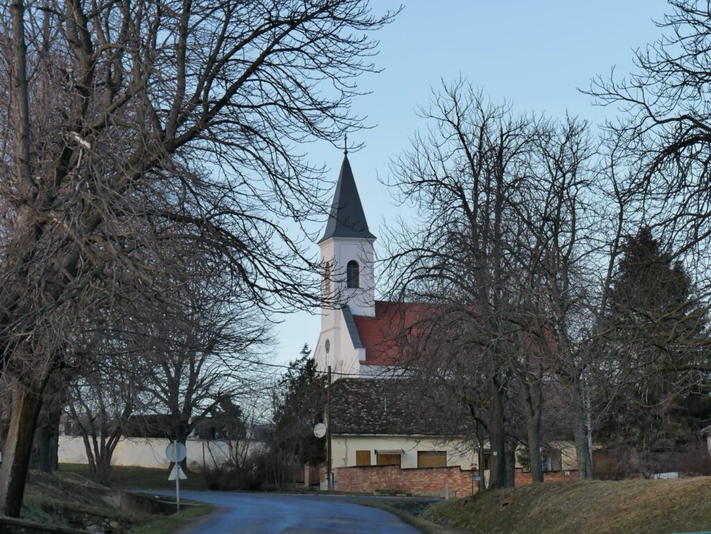 Pécsvárad: Baranya történelmi kisvárosa a Zengő lábánál