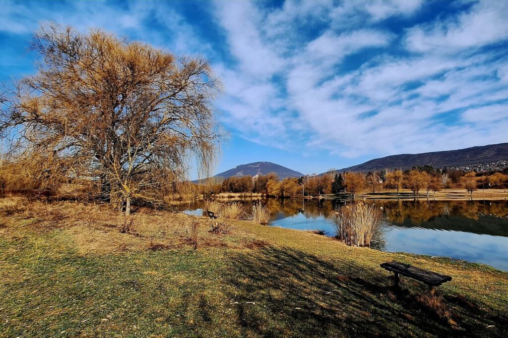 Határréti-tó: nyugodt vízpart a Pilis alatt