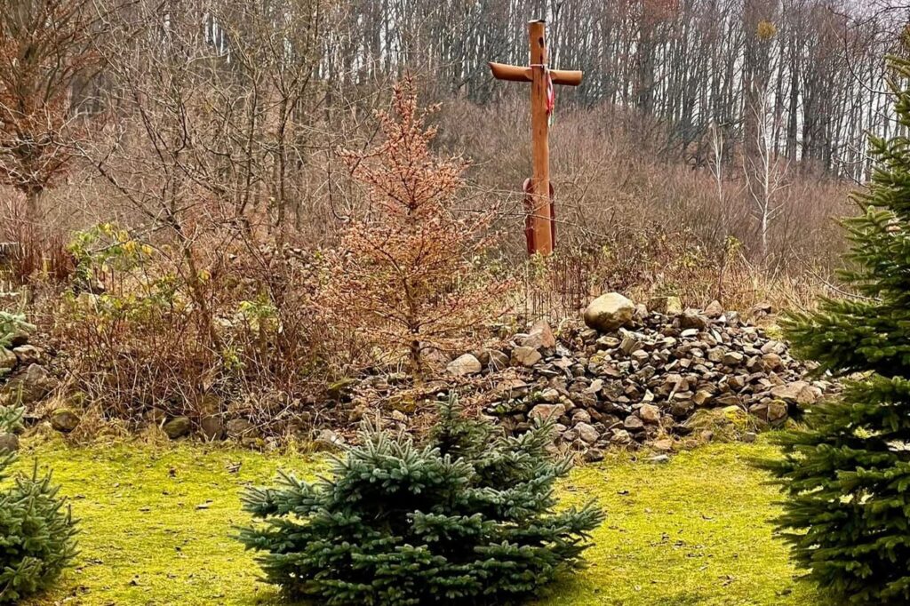 Egy különleges kirándulóhely Óhuta mellett: a Könnycsepp-tó