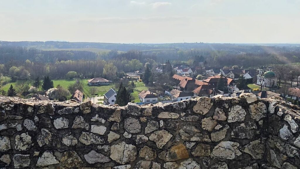 Szarvaskő vára Döbröntén, a Bakony peremének középkori emléke