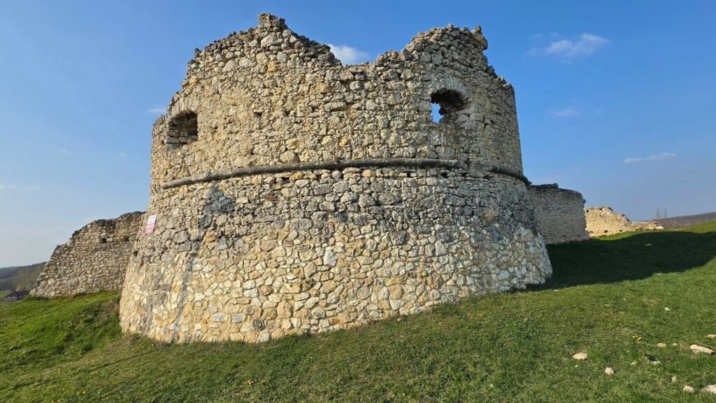 Szarvaskő vára Döbröntén, a Bakony peremének középkori emléke