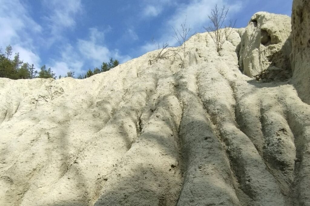 Kazári riolittufa: különös felszín Kazár határában