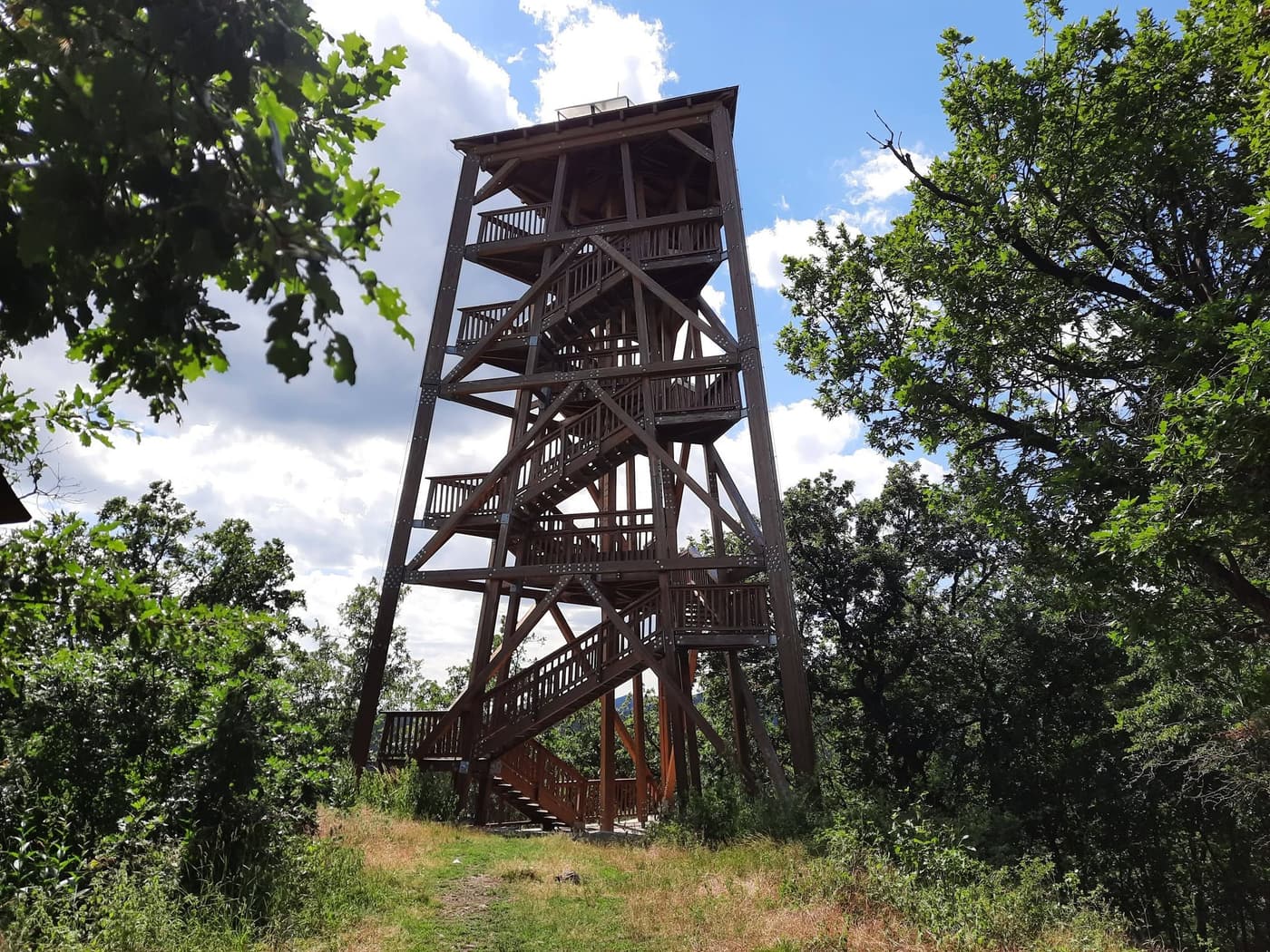 A királyréti Várhegy-kilátó a Börzsöny egyik kedvelt panorámapontja