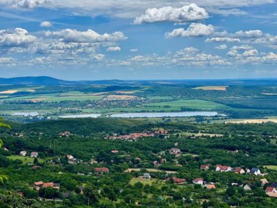 Babás-szerkövek: kővé formált alakok a Jakab-hegy oldalában