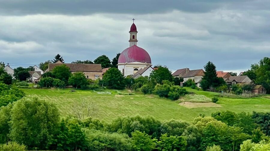 Palkonya és a piros kupolás Szent Erzsébet-templom
